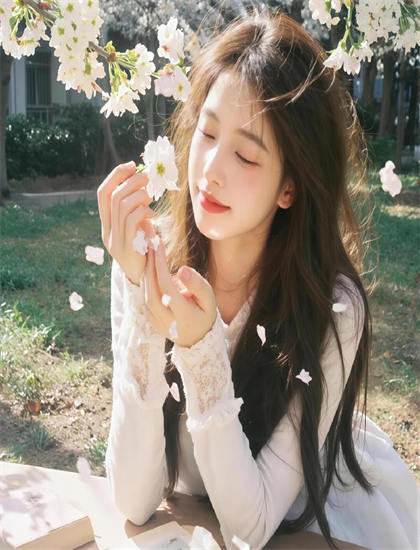 看《芽吹く小さな花ゆうみ写真》前必读：追剧必备指南帮你欣赏技术成就与创新突破 增强情感共鸣